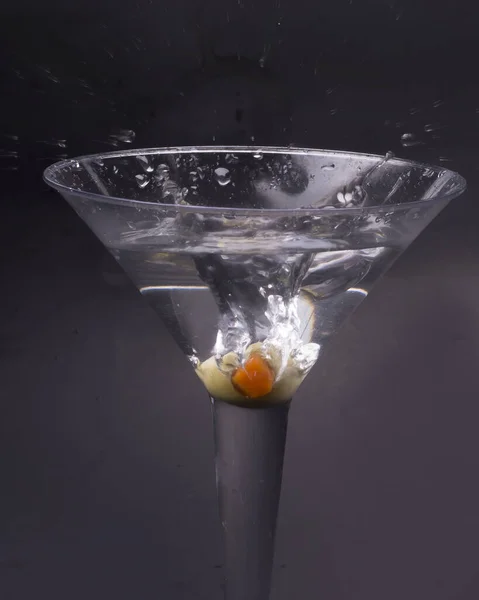 Wodka Martini Serviert Mit Einem Grünen Lebendigen Für Ein Köstliches — Stockfoto