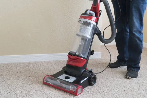 Staubsauger Wird Verwendet Eine Teppichoberfläche Reinigen Während Hausarbeiten Erledigt Werden — Stockfoto
