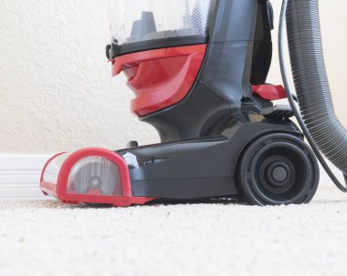 Elektrik süpürgesi, ev işleri yaparken halı yüzeyi temizlemek için kullanılır.