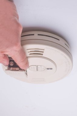 Yangın dumanı ve karbondioksit için uygun işlemin sağlanması için pil değiştiriliyor 