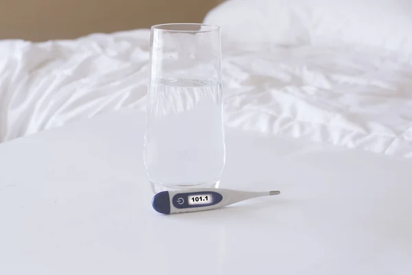 Bett Bei Hoher Temperatur Mit Grippe Oder Coronavirus — Stockfoto