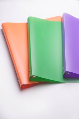 Ev ve okul kullanımı için renkli gevşek klasörler seti