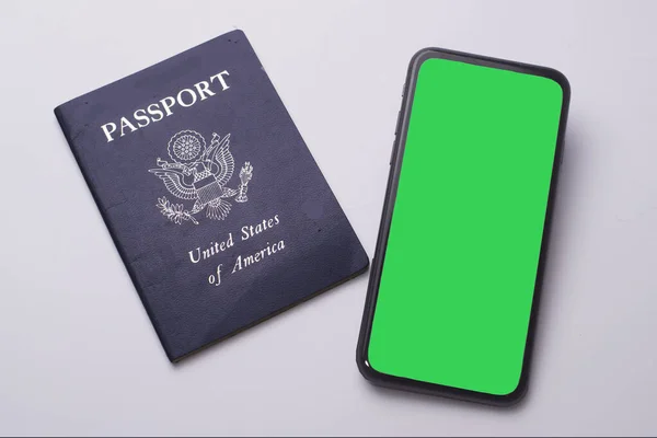 Mobiltelefon Zöld Képernyővel Útlevéllel Nemzetközi Utazáshoz — Stock Fotó