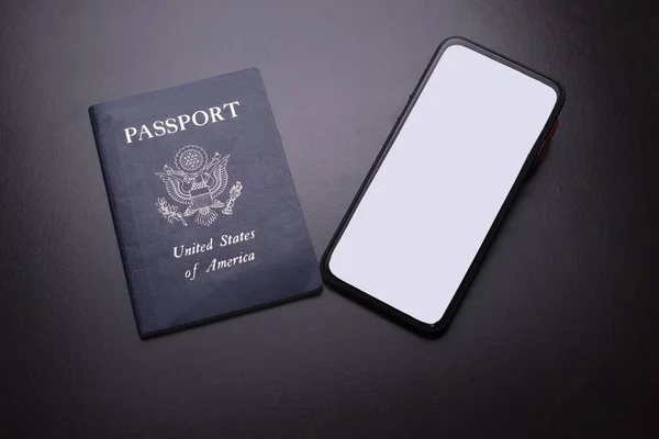 Uluslararası seyahat için beyaz ekranlı ve pasaportlu cep telefonu