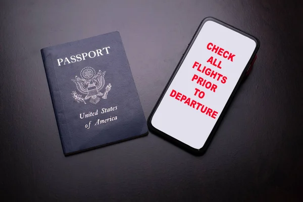 Mobiele Telefoon Met Een Reiswaarschuwing Een Amerikaans Paspoort — Stockfoto