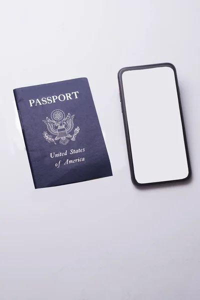 Uluslararası Seyahat Için Beyaz Ekranlı Pasaportlu Cep Telefonu — Stok fotoğraf