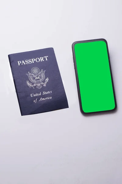 Teléfono Celular Con Pantalla Verde Pasaporte Para Viajes Internacionales — Foto de Stock