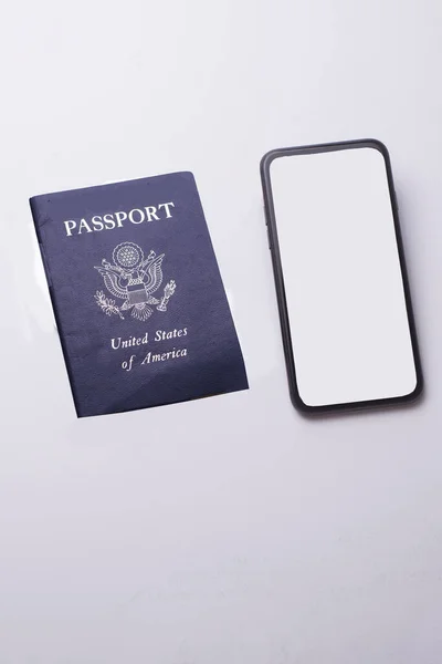 Telefone Celular Com Tela Branca Passaporte Para Viagens Internacionais — Fotografia de Stock