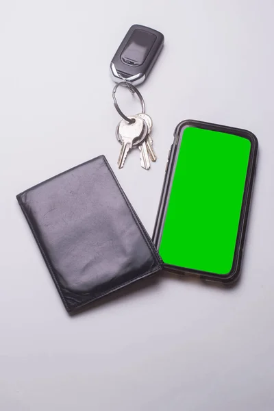 家庭の仕事やレクリエーションのための毎日の活動に使用される携帯電話のキーを財布 — ストック写真