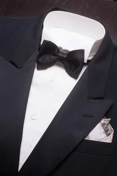 Tuxedo Med Fluga Förberedd För Trendigt Slitage — Stockfoto