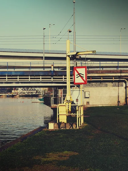 Ein großes Unternehmen am Fluss. — Stockfoto