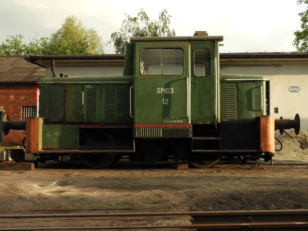 Die Lokomotive, ein Denkmal, ein Zug, ein Metall, grün — Stockfoto