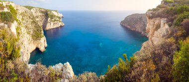 Panoramik manzara görünümü Zakynthos kaya oluşumları ve okyanus uçurumları