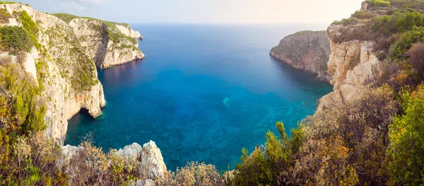 Panoramik manzara görünümü Zakynthos kaya oluşumları ve okyanus uçurumları — Stok fotoğraf