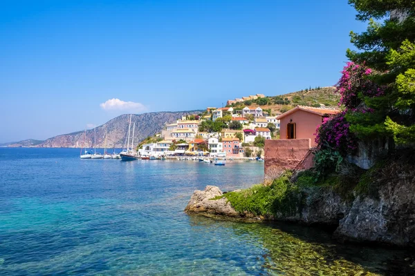 Vista panorâmica da bela vila de pescadores Asos em Kefalonia — Fotografia de Stock