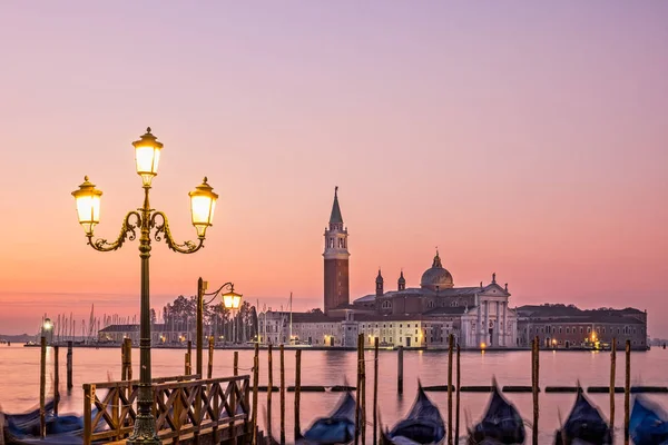 Scenic view of San Giorgio Maggiore, gondolas and lamp, Venice — Stock Photo, Image