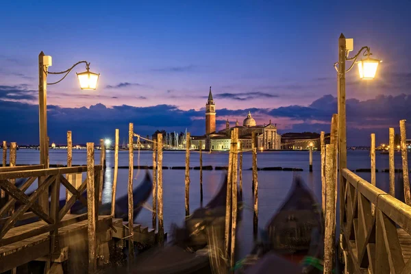Sunrise at Venice with gondolas and street lamps — Stock Photo, Image