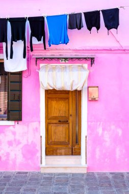 Renkli ev ve bir raf, Burano Adası, Venedik yıkanmış kıyafetler