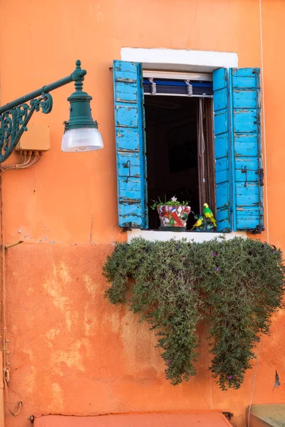 Paredes e janelas coloridas na ilha de Burano, Veneza — Fotografia de Stock