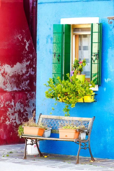 Casas coloridas, janela com flores e banco em Burano, Veneza — Fotografia de Stock