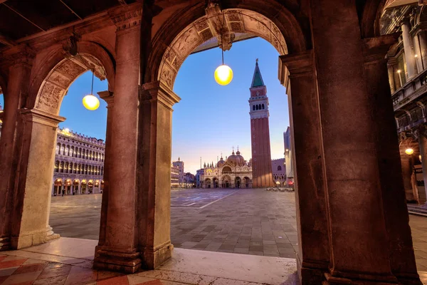 Vue panoramique de la Piazza San Marco avec des arches architecturales détail — Photo