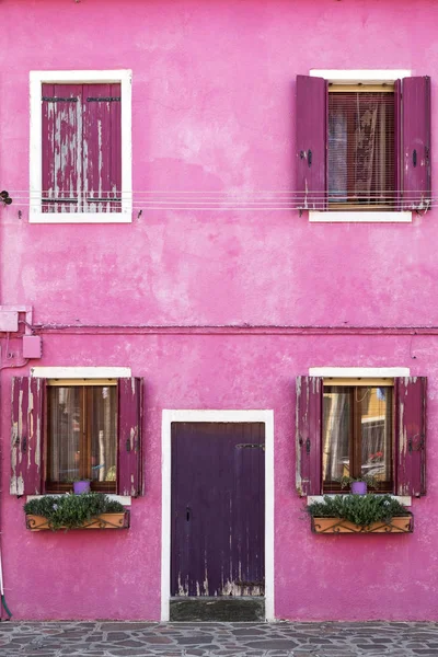 Architektura detail barevné růžový dům na ostrově Burano, Benátky — Stock fotografie