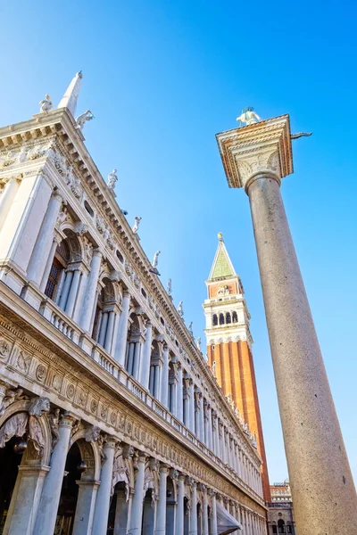 Vista panorámica del campanario en la plaza San Marco de Venecia —  Fotos de Stock