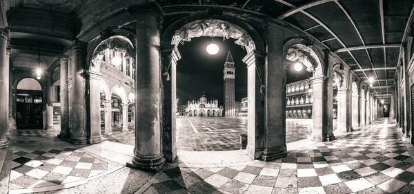 Architektonické panorama náměstí Piazza San Marco a oblouky, Benátky — Stock fotografie