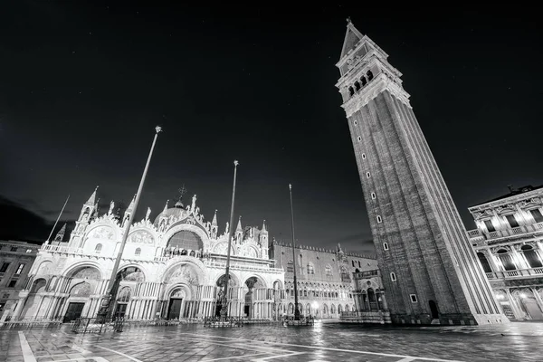 Scenic view of Piazza San Marco at night in monochrome style, Venice — Stock Photo, Image
