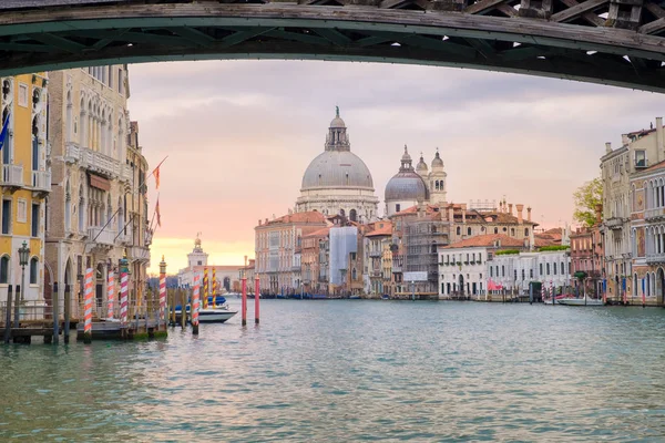 View of Grand canal and Santa Maria della Salute basilica, Venice — Stock Photo, Image