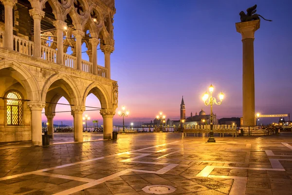 Vista del paisaje urbano de la Plaza de San Marco al amanecer —  Fotos de Stock
