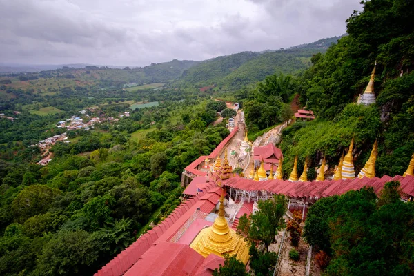 Blick auf buddhistische Goldpagoden und bunte Treppe zu pindaya — Stockfoto