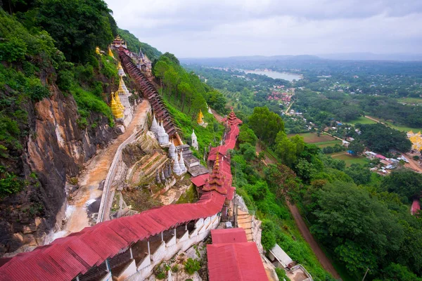 Colorful red staircase roofs and beautiful landscape at Pindaya — Stock Photo, Image