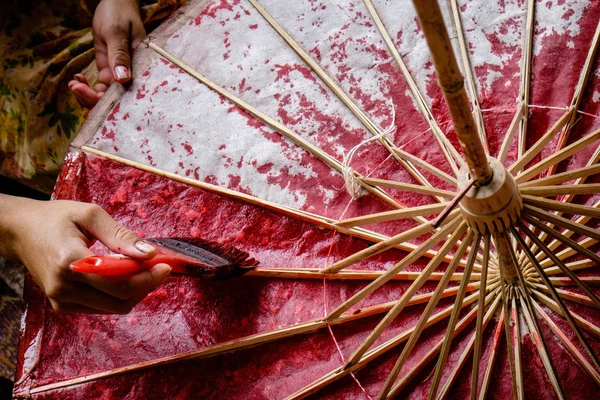 Mujer asiática manos pintando un papel y paraguas de bambú —  Fotos de Stock