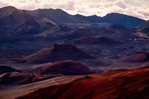 Landschapsmening van Haleakala national park krater bij zonsopkomst, Maui — Stockfoto