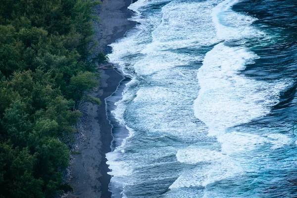 Costa del océano rural con olas ásperas, Hawai — Foto de Stock