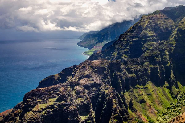 Bella vista sul paesaggio della costa di Na Pali in stile drammatico , — Foto Stock