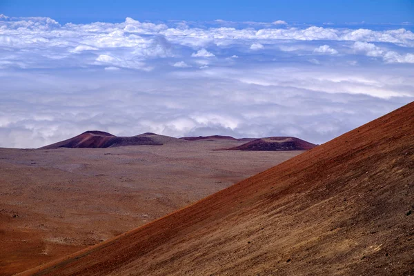 Vista paisagem de crateras vulcânicas acima das nuvens em Mauna Kea, Havaí — Fotografia de Stock
