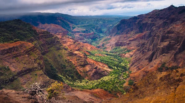 Tájkép Waimea Canyon napkeltekor, Kauai Hawaii — Stock Fotó