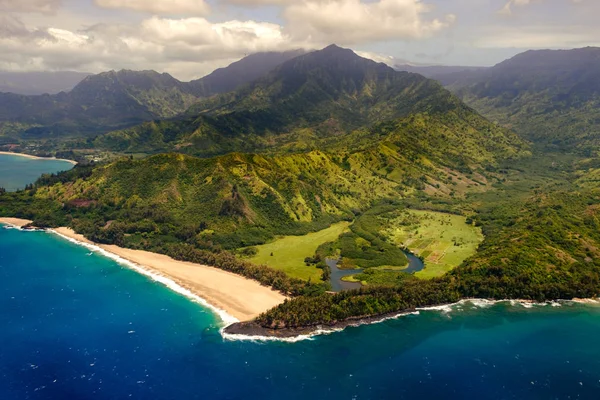 Letecká krajiny pohled na pobřeží Na Pali Coast, Kauai, Havaj — Stock fotografie