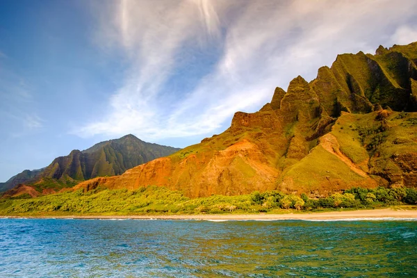 Na Pali tengerpart partokkal és sziklás strand, Kauai Hawaii tájkép — Stock Fotó