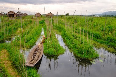 Bahçeleri Inle Gölü çiftçi ile kayan Manzaralı