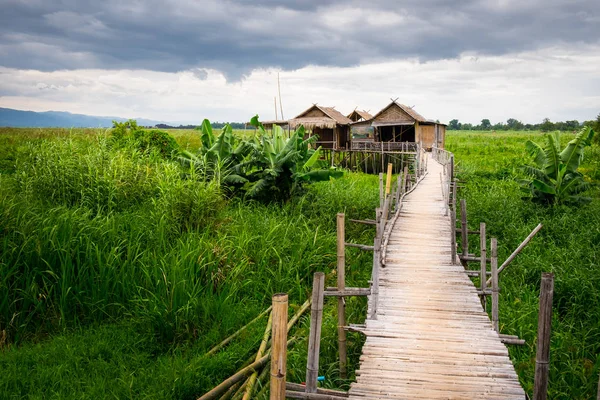 Traditionele Aziatische lokale boerderijen en houten brug, Inlemeer — Stockfoto