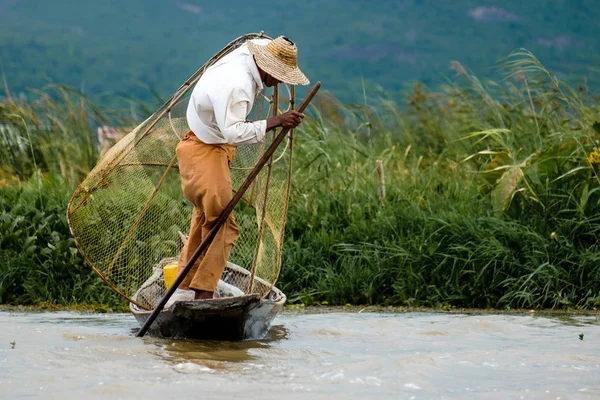 Asian fisherman with the net on a boat, Inle lake, Myanmar — Stock Photo, Image