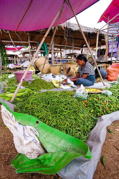 Lago Inle, Myanmar - 5 de julio de 2015: Mujer vende verduras en el mercado local — Foto de Stock