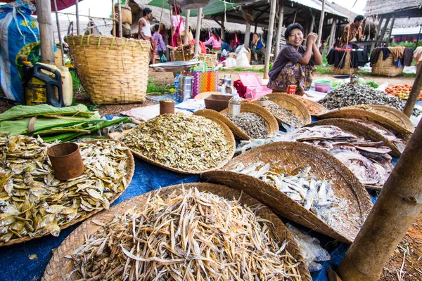 Lago Inle, Myanmar - 5 de julio de 2015: Mujer vende pescado en Asia local — Foto de Stock