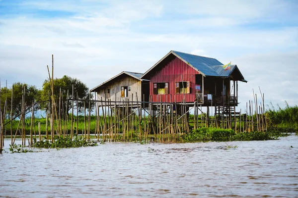 Landscape view of traditional wooden houses on Inle lake, Myanmar — Stock Photo, Image