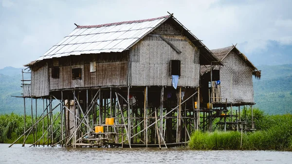 Landscape view of traditional wooden houses on Inle lake, Myanmar — Stock Photo, Image