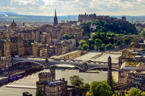Malebný pohled Edinburgh Panorama s hradem v pozadí, Skotsko — Stock fotografie