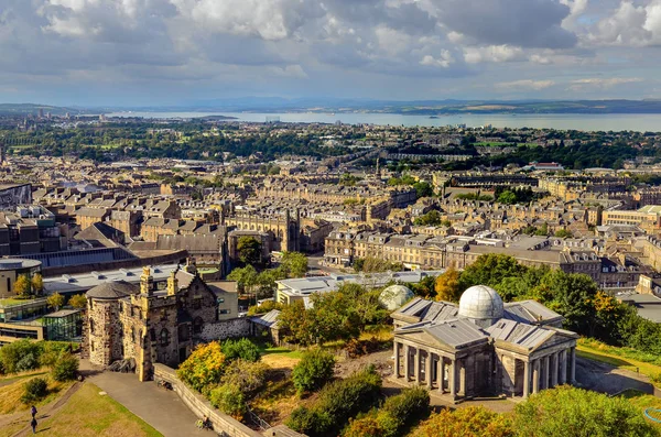 Vista panorâmica de Edimburgo durante o dia ensolarado, Escócia — Fotografia de Stock